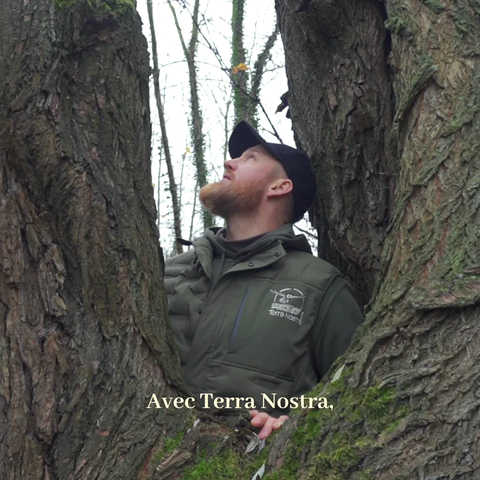 Louis au creux d’un arbre têtard, dans le teaser réalisé avec Terra Nostra